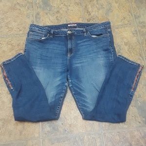 EUC TOMMY HILFIGER PREWASHED DESTREST JEANS